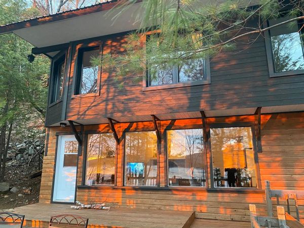Modern chalet on lake close to Tremblant