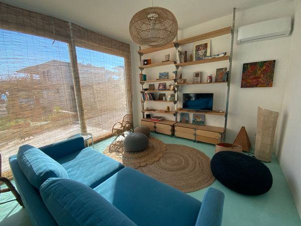 La maison de Rosangela è un ambiente luminoso e confortevole caratterizzato dai colori bianco e turchese, e per chi ama l'arte, diversi quadri arricchiscono le pareti di questa casa facendola sembrare quasi un piccolo atelier. si trova a pochi passi da un mare e una spiaggia che conservano intatti la loro bellezza, vi dará la possibilità di trascorrere in relax i vostri giorni di vacanza.