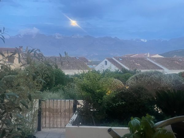 La maison de Vanessa est un appartement en rez de jardin avec une terrasse de 40 m2 dans une résidence fleurie et calme en plein centre ville de Calvi!