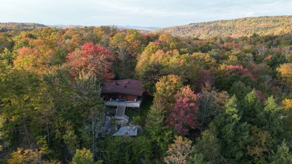 Chalet en bois rond principalement de plein pied avec vue majestueuse sur Les Laurentides.