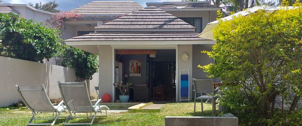 Maison de bord de mer dans un jardin luxuriant