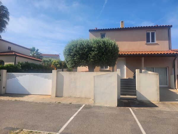 2 chambres à lits doubles quartier trés calme avec piscine et à 4 Kms de la mer , Barcelone 200 kms