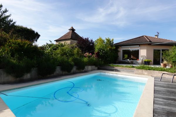Maison avec piscine dans l'Ain, 40 min de Lyon, proche du Revermont, du Bugey et du Jura !