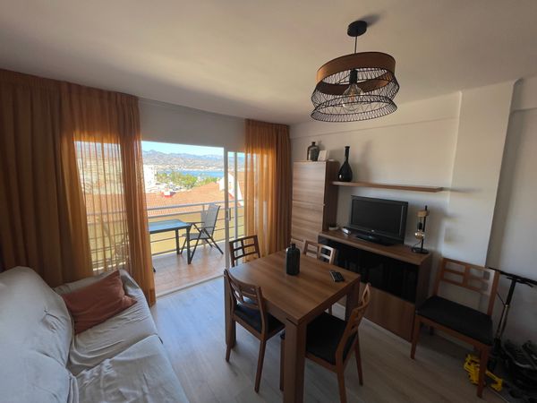 Piso de 2 dormitorios junto al mar, en Torre del Mar, con vistas a la playa y a la montaña.