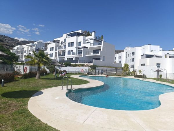 Bonito y moderno apartamento en la costa tropical y muy cerca de la playa con  bonitas vistas a la montaña. Excelente clima todo el año, siempre verano. Piscina comunitaria y garage. Zona muy tranquila y cerca de zonas urbanas con restaurantes y zonas de ocio. Está en pleno parque mediterráneo y a cinco minutos andando de la playa .