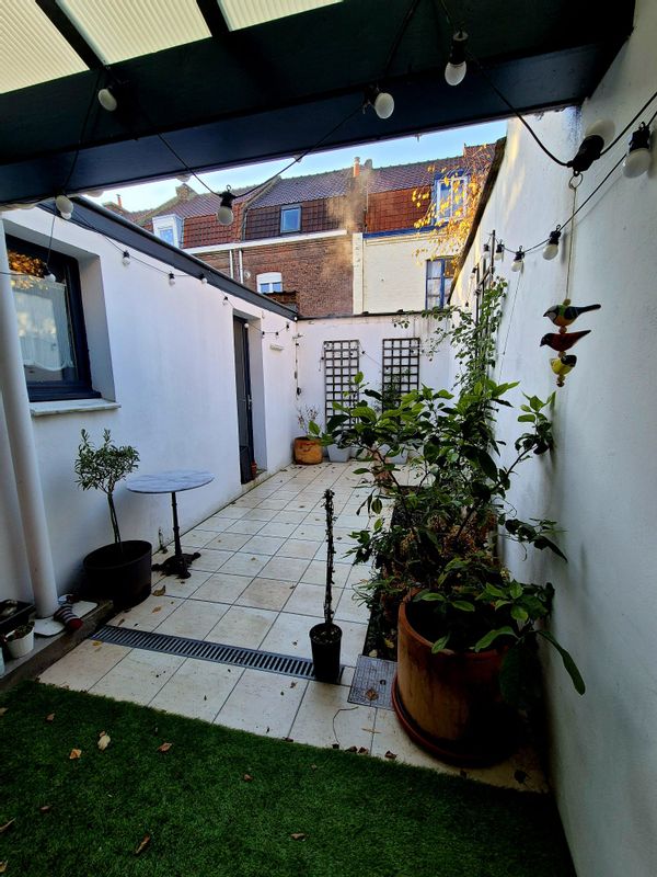 Maison familiale de 4 chambres et 2 salles de bain, sur 3 niveaux.