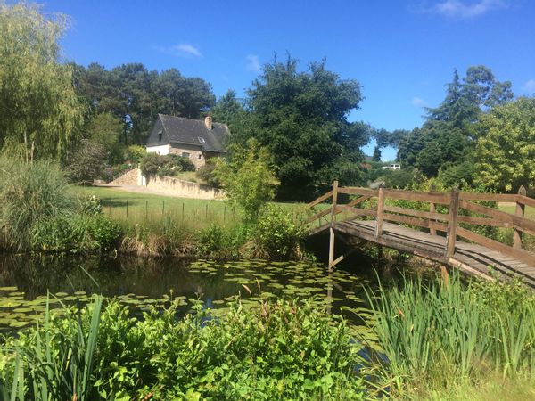 Maison spacieuse dans un magnifique écrin de verdure avec étang