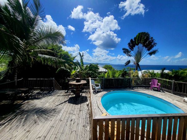 Un ti coin de paradis, T3, rez de jardin tropical pleine vue sur la mer des Caraïbes et le rocher du Diamant a 100 m de la plage.