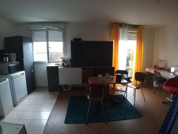 Studio au RDC spacieux et équipé avec jardin privatif, baignoire, local vélo + place de Parking.