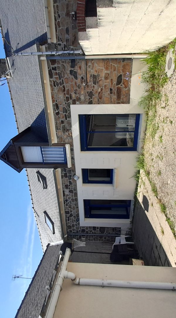 Maison mitoyenne au calme, vue sur mer des chambres et du jardin, proche St Brieuc et des plages.
