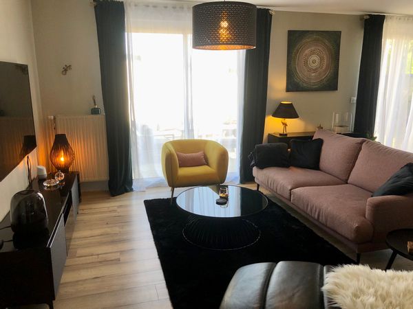maison chaleureuse moderne avec jardin, 3 chambres dont 2 avec chacune un lit en 140 et l'autre chambre fait également bureau avec un lit canapé matelas 120 ou 2 personnes peuvent dormir. Cuisine équipée, Wifi avec fibre, Canal +, Netflix, dans un lotissement calme avec sentiers pédestres, balades en forêt et vue sur le clocher du Bourg église à 400 mètres avec tous commerces pharmacie, supérette, un restaurant Pizzeria, un bar tabac. A 7 km du centre ville médiéval de Dinan, à découvrir absolument ! Accès rapide de la 4 voies à 3 km. A 36 km de Saint Malo et 27 km de Dinard (25 minutes) A 16 km de Minihic sur Rance avec plage.