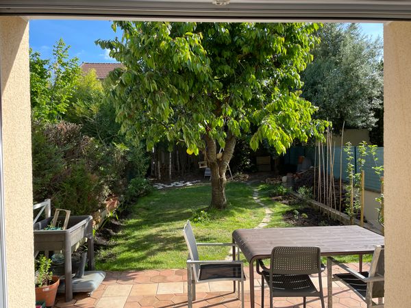La maison de Christophe Une maison tranquille avec jardin avec arbres à 10 mn du RER pour être au coeur de Paris en 30 mn. Et à 10 mn à pied du centre-ville très commerçant.