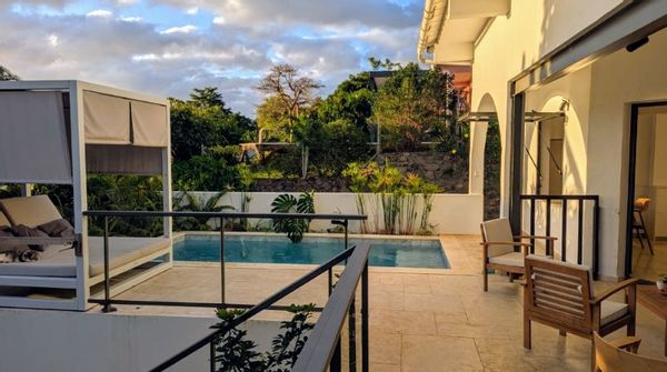 Suite indépendante, rdc d'une maison familiale, piscine & jardin tropical, lumière et calme