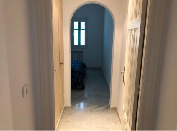 La maison de Adel se caractérise par son emplacement stratégique, élégant, bien équipées, sécurisé.