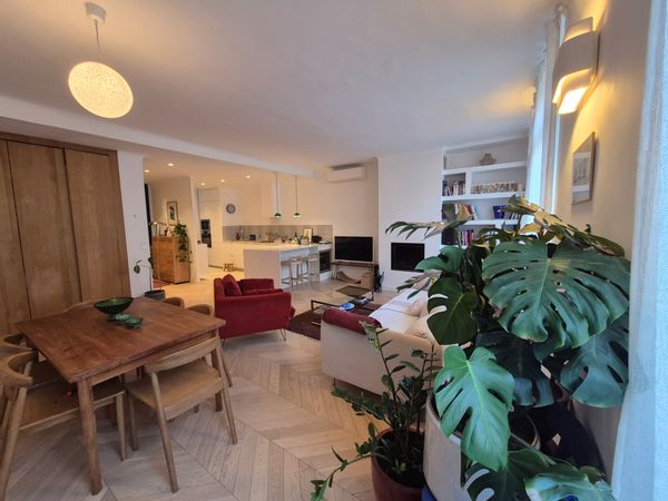 Appartement de 3 chambres avec un grand jardin au coeur de Marseille, quartier vivant et verdoyant.