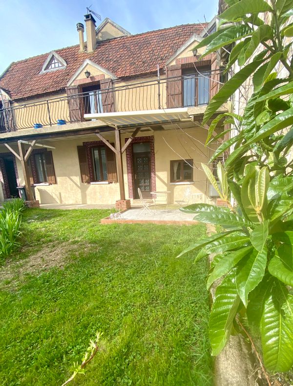La maison de Mugur C’est avec plaisir que nous vous accueillons dans un appart indépendant de notre habitation principale avec une entrée privée et une possibilité de parking devant l’entrée. Cet appartement de 100 m²situé au rez-de-chaussée peut accueillir de 5 à 7 personnes . La région est riche en intérêts touristiques ( La Première et mère des cathédrales gothiques de Sens) Nous sommes situés à St. Clément situé à 1 h 20 de Paris par l’autoroute A5 et 55 minutes par le train depuis la gare de Sens vers Paris Le logement Cet appartement de 100 m² situé au rez-de-chaussée peut accueillir de 5 à 7 personnes. ÉQUIPEMENTS et SERVICES Cuisine équipée : frigo tout neuf , plaque induction , four ,four microondes, tasses, verres, poêles et casseroles . Table avec sept chaises pour petit déjeuner . Mise à disposition à titre gracieux dans la cuisine : machine à café et dosettes de différentes 