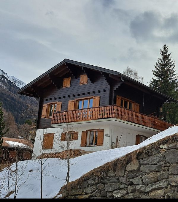 Chalet de montagne à 1500m proche de Verbier (30 minutes en voiture en été). L'endroit est idyllique et le silence de la montagne est impressionant. Promenade et bains thermaux à proximité. En hiver, le ski peut se pratiquer sur le domaine des 4 vallées de VERBIER (410 km de pistes de ski).