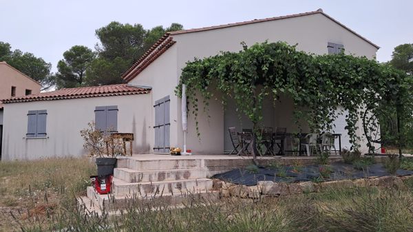 La maison de Aurianne Maison de 149 M2 dans la campagne avec grand terrain type pinède et grenade piscine. Jeux d'enfants : cabane dans les arbres, toboggan, balançoire ...