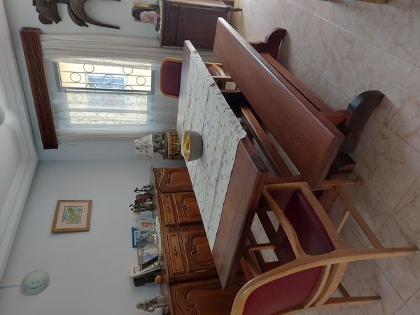 La chambre privée de Marie Ange dans un quartier vivant à  proximité d'une grande salle de sport "Equinox" D'une grande pharmacie Et d''une église. A Abidjan quand on n'a pas de voiture on peut très facilement se déplacer en YANGO qui son des taxis qu'in commande par internet et qui sont très  fiables et à un tarif très accessible. Nous sommes à  5 mn d'une  grande  pâtisserie boulangerie "Des Gateaux et du pain"et de plusieurs banques ainsi que de 2 centres commerciaux  et tous les boutiques traditionnels nous environnent . Ils vendent fruits et légumes,  du poisson braisé rt du poulet grillé etc... La maison 3dt confortable, à l'arrière nous avons une seconde terrasse où il edt possible de manger et elle  est équipée d'un panier de basket.  Dans le bureau nous avons installé un vélo d,'intérieur. La cité a un gardien collectif à l'entrée.  Il peut être utile pour se renseigner.