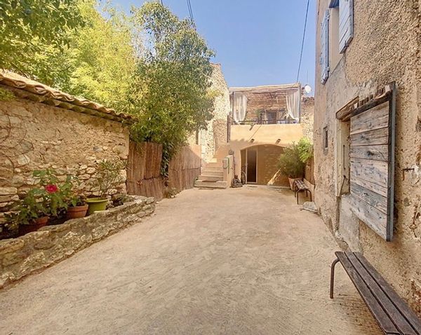 Maison en pierre typiquement provençale, nichée au coeur de la nature et à 20 minutes d'Aix en Provence. Logement entièrement rénové dans un style méditerranéen moderne. L'endroit idéal pour profiter du charme et du calme de la Provence, entre vignes, oliviers et ciel bleu. A proximité de vignoble mondialement connus comme Chateau Lacoste et Chateau Paradis.