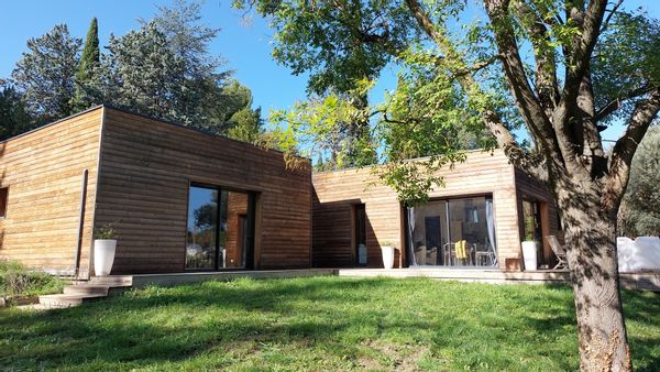 Maison contemporaine  avec piscine et jardin arboré. ossature bois ,