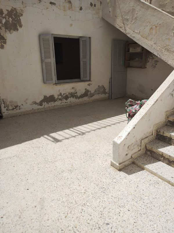 La maison dispose de 4 pièces , cuisine, salle de bain, cours moins de 20 mn de l'aéroport international de Tunis moins de 30 mn de centre ville de Tunis moins de 10 mn du centre ville de l'Ariana