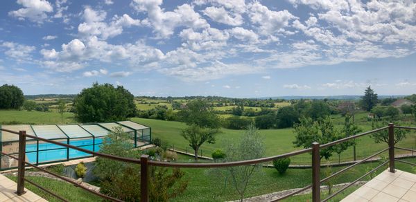 Une maison posée sur la colline, entre ciel et campagne, une parenthèse paisible avec vue et piscine
