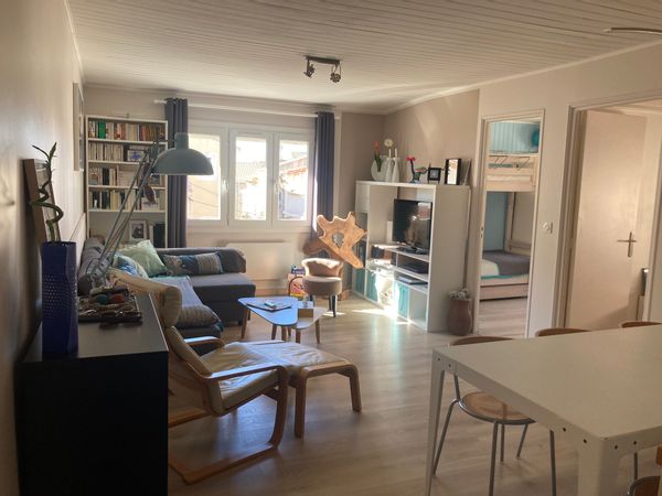 Appartement avec terrasse. Un nid douillet pour vous ressourcer entre mer, loisirs et gastronomie.
