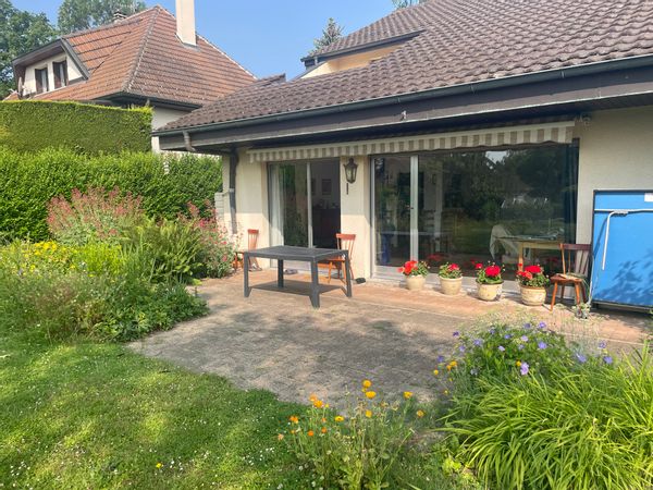 Maison, quartier calme, terrasse et jardin pas loin de Genève, du lac Léman, des Alpes. 3 nuits min.