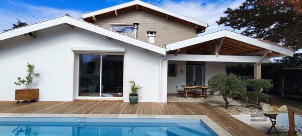 Notre maison avec piscine dans un jardin arboré de 800m2 vous attend aux portes de l'océan, à Angresse.