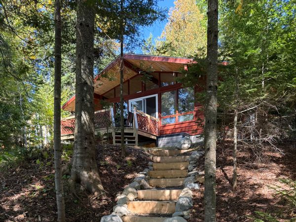 Chalet pour 4 à 6 personnes au bord du Lac Mégantic. Plage incroyable!