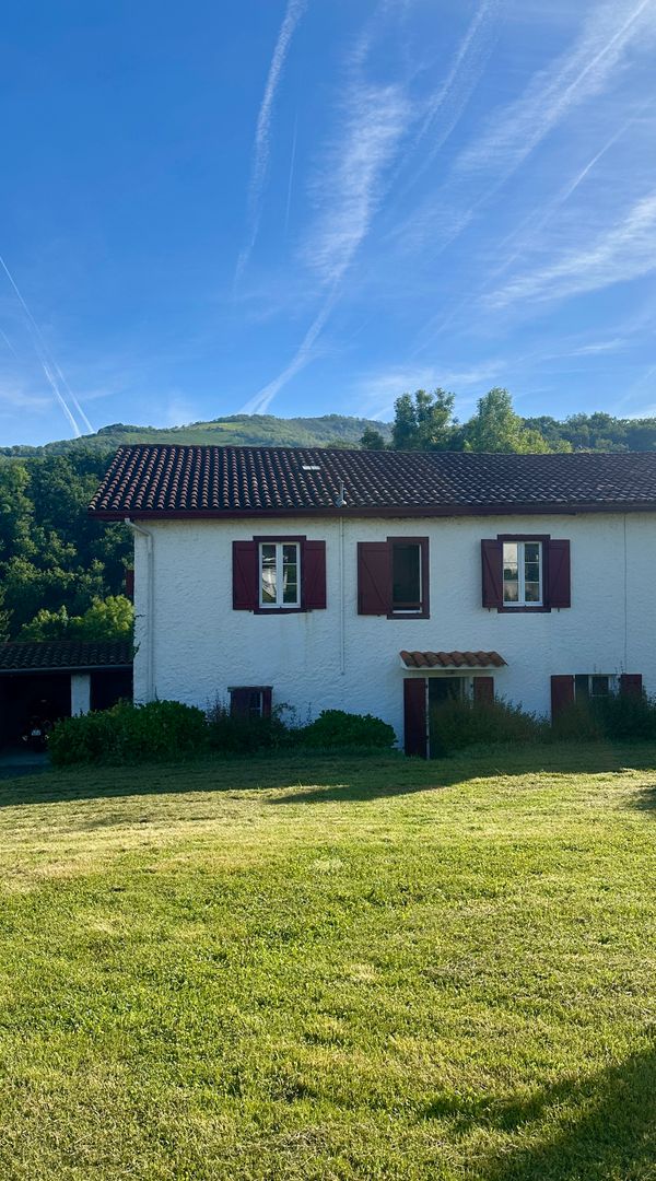 Maison basque nichée entre montagnes et vignes
