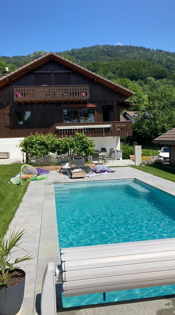 Chalet moderne au coeur des Alpes, au pied des pistes, vue a 180° sur les vallées enneigées