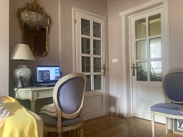 Un studio en plein centre-ville pour un ou  deux voyageurs. Proximités de musées et restaurants.