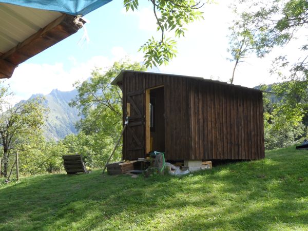 Cabane à la montagne, au milieu de la Prairie