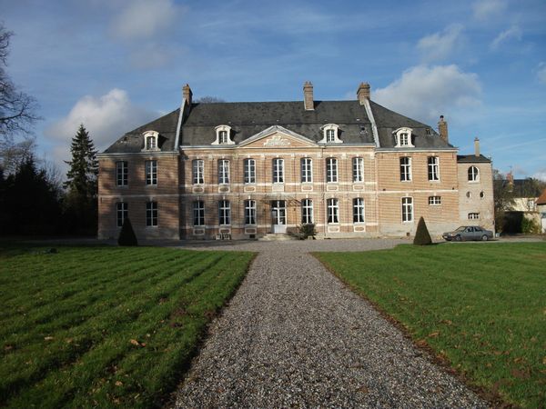 Jolie propriété style château du 18eme entourée de pelouse et arbres cèdre du Liban 200 ans