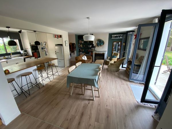 Maison située dans un lotissement très calme de Bouc Bel Air  - village provençal avec son marché le dimanche matin et son terrain de boules surplomblant la vallée - à 10 minutes d'Aix en Provence et 20 minutes de Marseille.