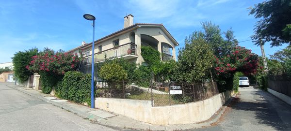 La maison de Virginie, lieu calme, entouré de jardin avec une vue splendide.