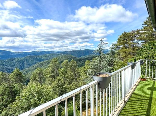 Je vis dans une maison à la sortie d'un petit village perché avec de nombreux chemin de randonnées ! La vue est imprenable.