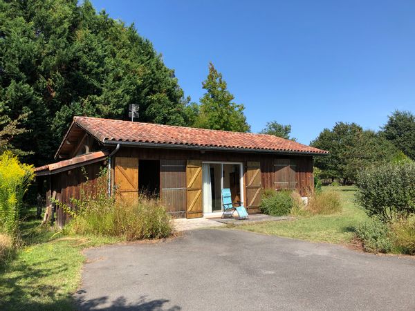 La petite maison dans notre Airial