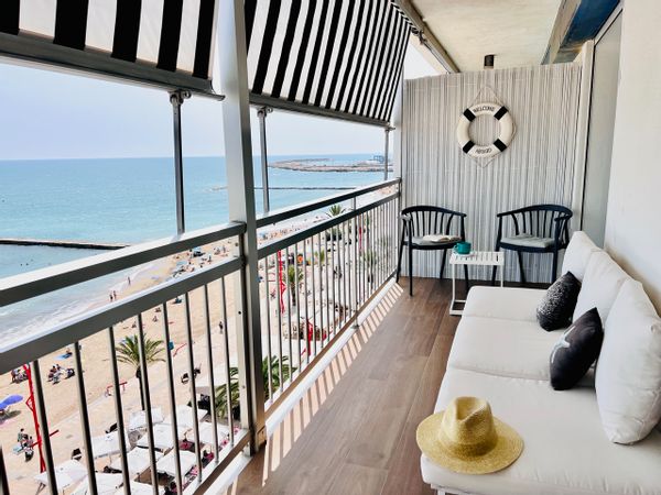 Refuge méditerranéen espagnol baigné de soleil de mer – Appartement en bord de plage avec vue unique