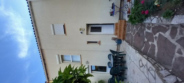 La maison de Jacques, beaucoup de charme, près du port,et de 2 petites plages, et à 5 mn de toutes commodités ( commerces, grandes surface,etc...)