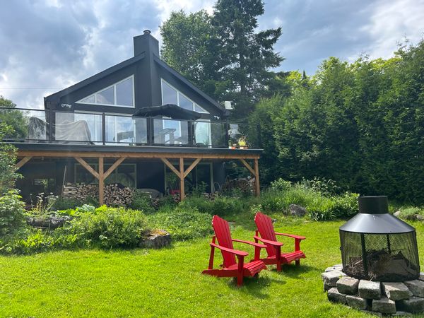 Maison paisible au bord d’un petit lac.