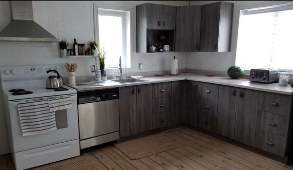 La maison de Sélène est conviviale et située dans une localité prisée proche d'un lac au Québec.