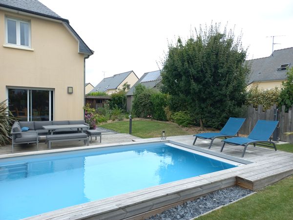 Maison avec piscine près de Laval, agréable, au calme et bien équipée