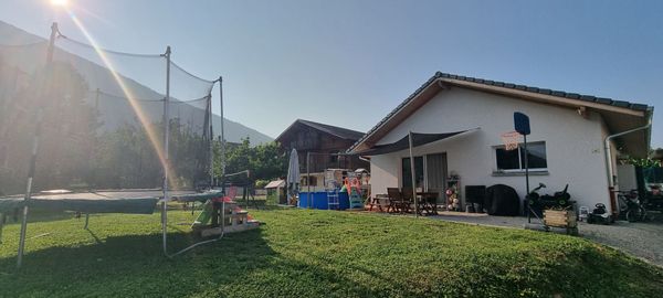 La maison d'Alicia et Logan entre lac et montagne