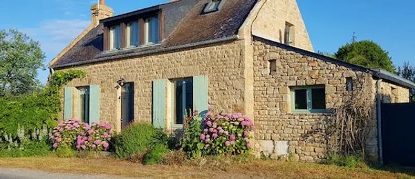 Maison de caractère près des chemins de randonnée, de la plage et à 5 km des alignements de Carnac.