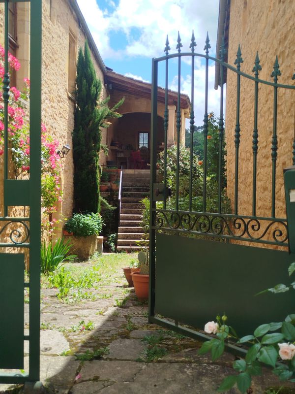 Charmante maison en pierre dans un village pittoresque au cœur du Quercy.
