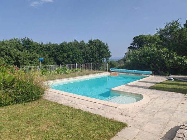 La maison de Laurent et Aurélie. Maison en Ardèche, grand jardin avec piscine