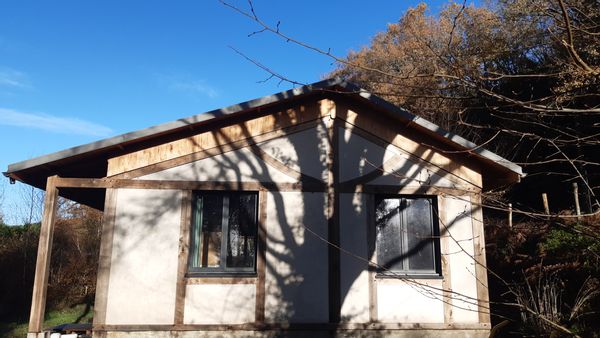 La maison de Virginie et Sébastien. Maison en colombage neuve, charpente apparente, trois chambres. Sur un site magnifique et sauvage, surplombant notre ferme maraîchère. Un grand bassin de collecte d'eau pluviales (300m3) fait office de piscine naturelle pour les enfants (et adultes) téméraires. Une grande cuisine professionnelle est séparée du logement avec sa jolie terrasse donnant sur le jardin.